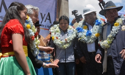 El vicepresidente Álvaro García Linera inaugura el proyecto de agua potable.