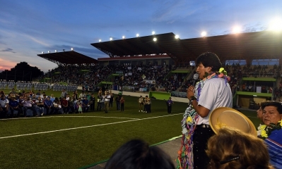 El Presidente Evo Morales junto al alcalde de Bermejo Delfor Burgos hace la entrega de una cancha con césped sintético 
