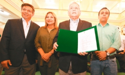 Rubén Costas, con el líder cívico y con asambleístas departamentales. Foto: El Deber