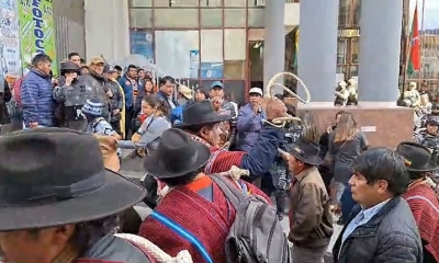 Hubo agresiones entre militantes de ambos bandos mientras se hacía la audiencia.
