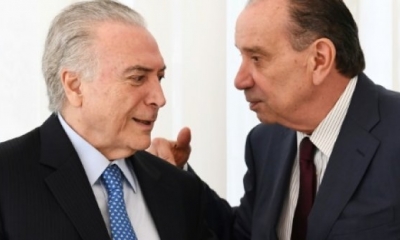 El presidente brasileño Michel Temer (I) y su ministro de Relaciones Exteriores Aloysio Nunes Ferreira.