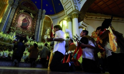 Folkloristas a punto de entrar al Santuario del Socavón.