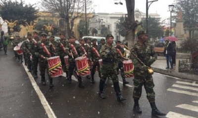 La nieve no detiene los ensayos rumbo a los actos de celebración del 193 aniversario de fundación de Bolivia. Foto: EL DEBER