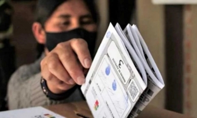 una ciudadana ejerce su derecho al voto electoral