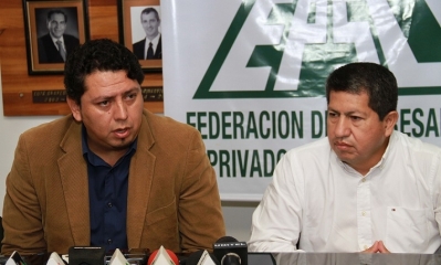 El Ministro de Hidrocarburos, Luis Alberto Sánchez (D), el Presidente de YPFB, Óscar Barriga Arteaga