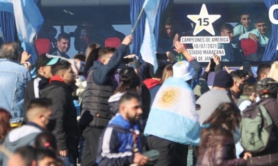 Cientos de personas recibieron a la selección argentina campeona de la Copa América 2021. | EFE