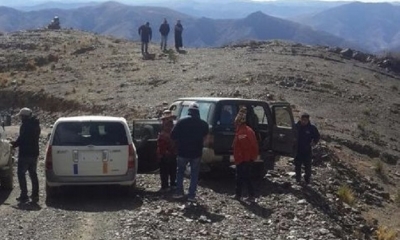 Comunarios del norte de Potosí revisan vehículos que arribaron a esa zona.