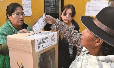Un elector vota en anteriores comicios en el país.