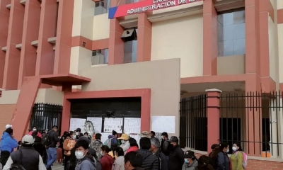 Padres de familia se movilizan en puertas de la UPEA.