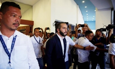 El presidente de El Salvador, Nayib Bukele, ingresa al Parlamento, el domingo. | EFE