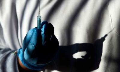 Una profesional sanitaria prepara una vacuna en Barcelona, en uno de los puntos de vacunación del Departamento de Salud.
