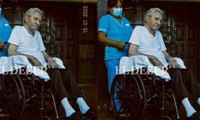 Fernández está en silla de ruedas y es atendido por una enfermera