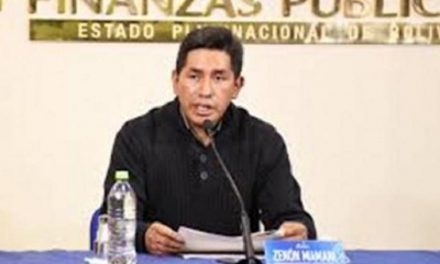 El viceministro de Presupuesto y Contabilidad Fiscal, Zenón Mamani Ticona, hoy, en conferencia de prensa.