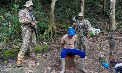 Funcionarios del Instituto Brasileño de Medio Ambiente arrestan a un minero ilegal. Roraima, Brasil.