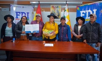 La directora del Fondo de Desarrollo Indígena, Delicia López, y parte de los beneficiados. Foto: FDI