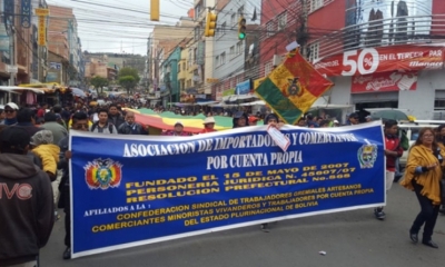 Importadores y gremiales marchan desde el Cementerio General.