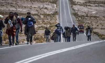 Migrantes en la carretera a Colchane, en la frontera entre Bolivia y Chile. | EFE