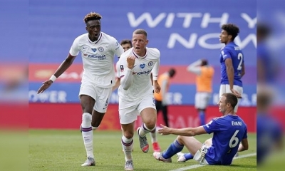 Ross Barkley (centro), jugador de Chelsea, celebra su gol ante Leicester City. | EFE