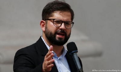Gabriel Boric da una conferencia de prensa.