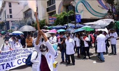 Médicos realizan protestas en la ciudad de Cochabamba.