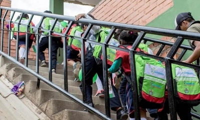 Estudiantes ingresando a clases con las polémicas mochilas con sobreprecio. Foto: Internet