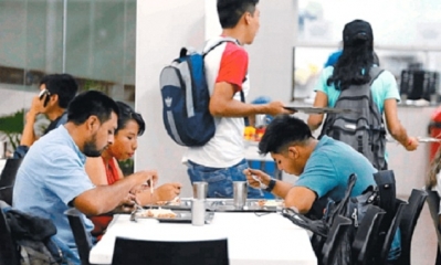 Unos 2.000 alumnos son beneficiados con la beca comedor en la capital cruceña sin contar los de las provincias. Foto: El Deber