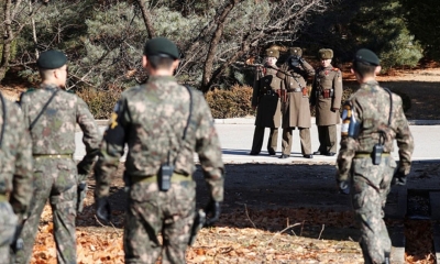 Soldados surcoreanos y norcoreanos se vigilan mutuamente cerca del lugar donde desertó un soldado norcoreano en Panmunjom 