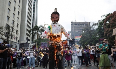Un manifestante quema un muñeco con la cara de Jair Bolsonaro durante una protesta en Sao Paulo (Brasil), el 2 de octubre de 2021.