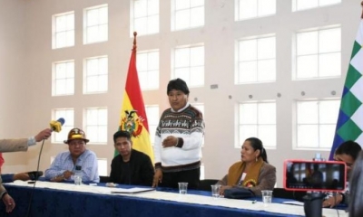 El jefe del MAS, Evo Morales, junto a legisladores del MAS.