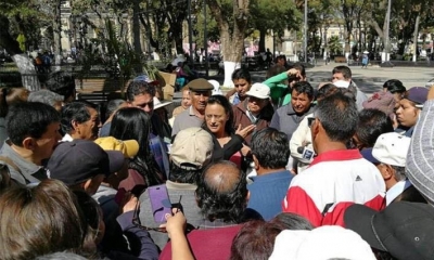 La presidenta ejecutiva de ASFI, Lenny Valdivia, con contribuyentes, ayer. Foto: Christian Burgos