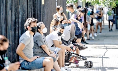 Personas esperan en una fila para realizarse pruebas para detectar COVID, en Argentina. EFE