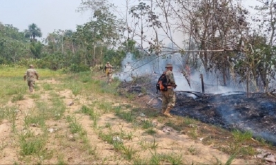 Soldados de las Fuerzas Armadas sofocan los incendios en Rurrenabaque. 