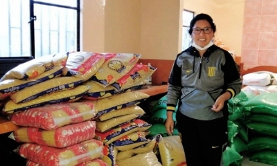 Eva Copa durante la entrega de alimentos familias en la ciudad de El Alto. Foto: Facebook