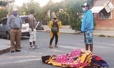 Persona sospechosa de tener Covid-19, fallecida en una calle de Cochabamba. Foto: Los Tiempos