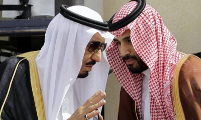 El rey Salman habla con su hijo y príncipe heredero Mohamed en Riad en una imagen de 2012 (Hassan Ammar / AP)