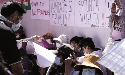 Militantes de distintos partidos protestan en el COE, La Paz.