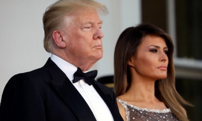 El presidente de EE. UU., Donald Trump, y la primera dama Melania Trump en el Pórtico Norte de la Casa Blanca en Washington, DC. Foto: RT