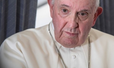 El papa aceptó la renuncia del prelado, después de que fuera acusado de mantener una conducta 