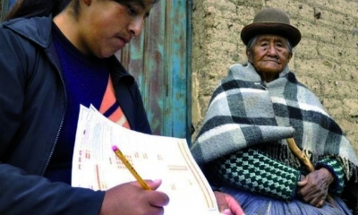 Una empadronadora registra los datos de una mujer, en el censo del año 2012.