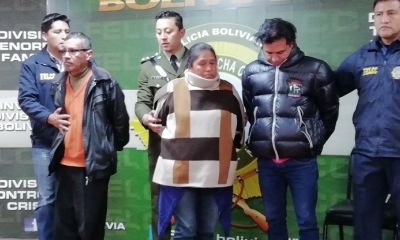 El director de la FELCC de La Paz, Cnl. Johnny Aguilera presenta a una banda de clonadores de facturas. Foto: ABI