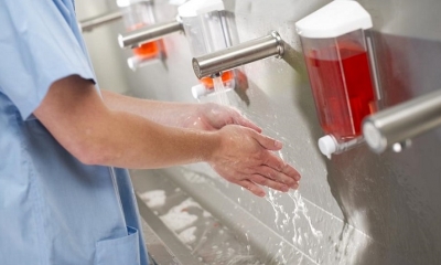 La higiene de manos en centros de salud, clave para prevenir las infecciones de la bacteria MRSA (sturti / Getty)