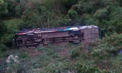 En este estado quedó el bus tras embarrancarse en los valles cruceños.