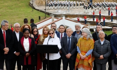Gloria Inés Ramírez, acompañada de sus compañeros de gabinete, lee un comunicado de apoyo al presidente Gustavo Petro