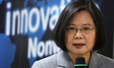 Foto / Archivo : La presidenta taiwanesa Tsai Ing-Wen habla en una fábrica de telas utilizadas para hacer mascarillas, en Taoyuan, Taiwán