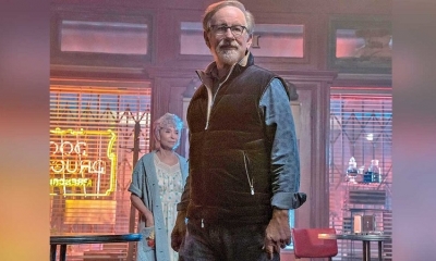 El director Steven Spielberg y la actriz Rita Moreno (atrás), durante el rodaje de la película 
