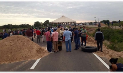 Muchos vehículos varados en ambos lados de la carretera