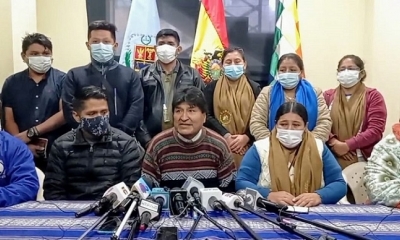 El expresidente Evo Morales, junto al presidente de Cámara de Senadores, Andrónico Rodríguez; y otros dirigentes, en rueda de prensa, este lunes. 