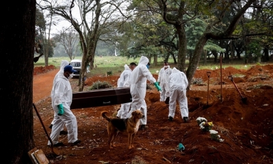 Sepultureros trabajan en el cementerio Vila Formosa, en Sao Paulo. Foto: EFE