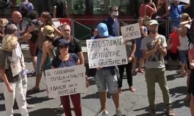 Los antivacunas se han dado cita en las principales estaciones ferroviarias del país, aunque no cuentan con el apoyo de los principales sindicatos.