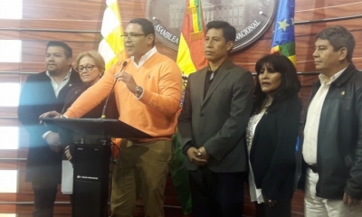 Diputado Tomás Monasterio junto a otros legisladores.